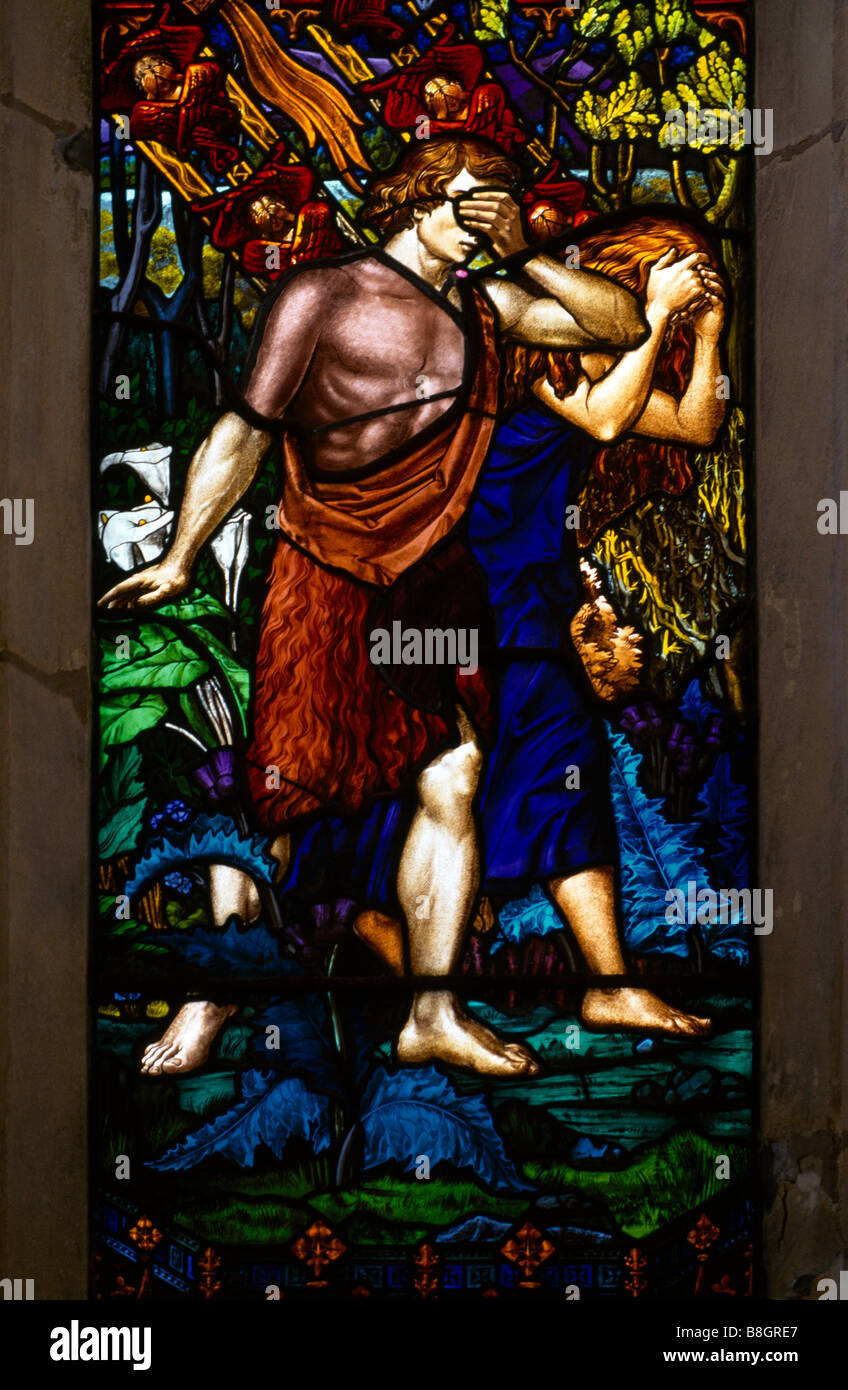 Buckinghamshire Inghilterra Aylesbury della Chiesa della Vergine Maria Adam & Eve finestra vetro macchiato Foto Stock