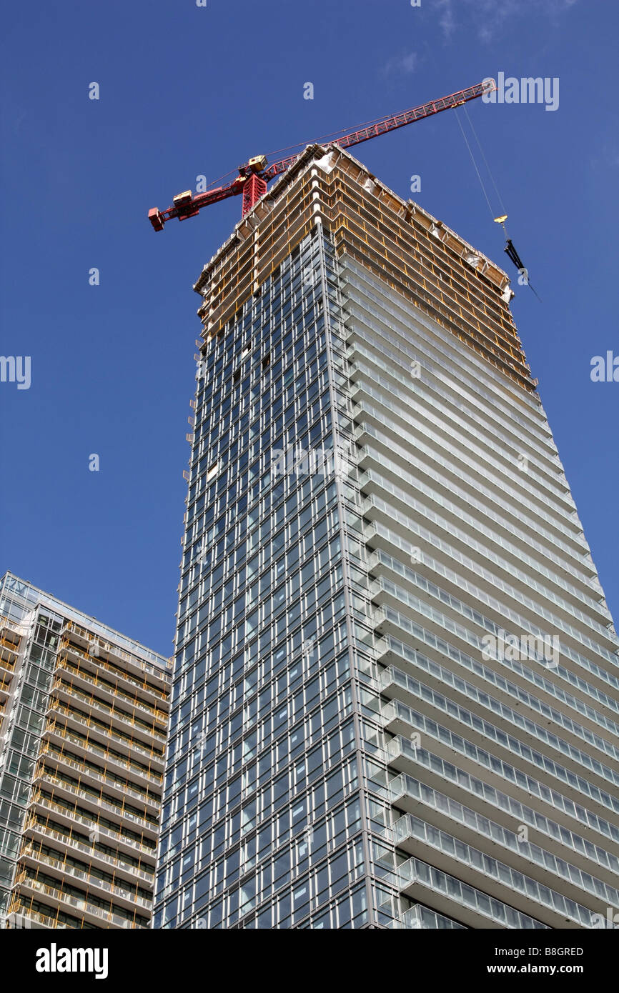 Edificio alto e moderno in condominio di edifici in fase di costruzione Foto Stock