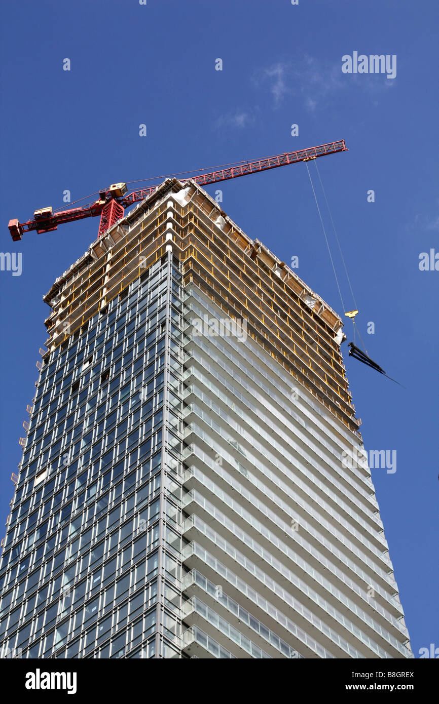 Moderno ed alto edificio di condomini in costruzione. Foto Stock