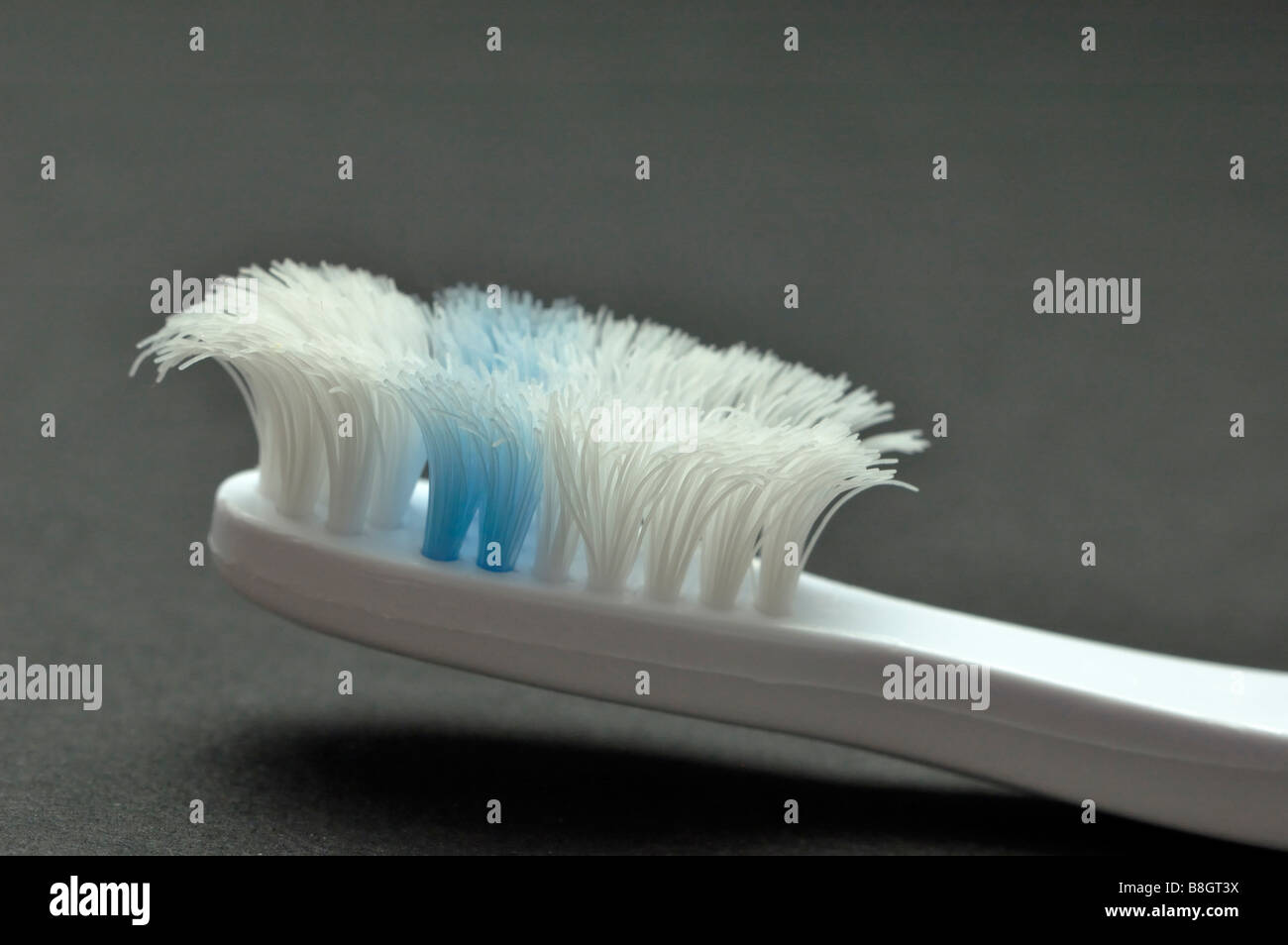Primo piano di una molto spazzolino da denti usurati Foto Stock