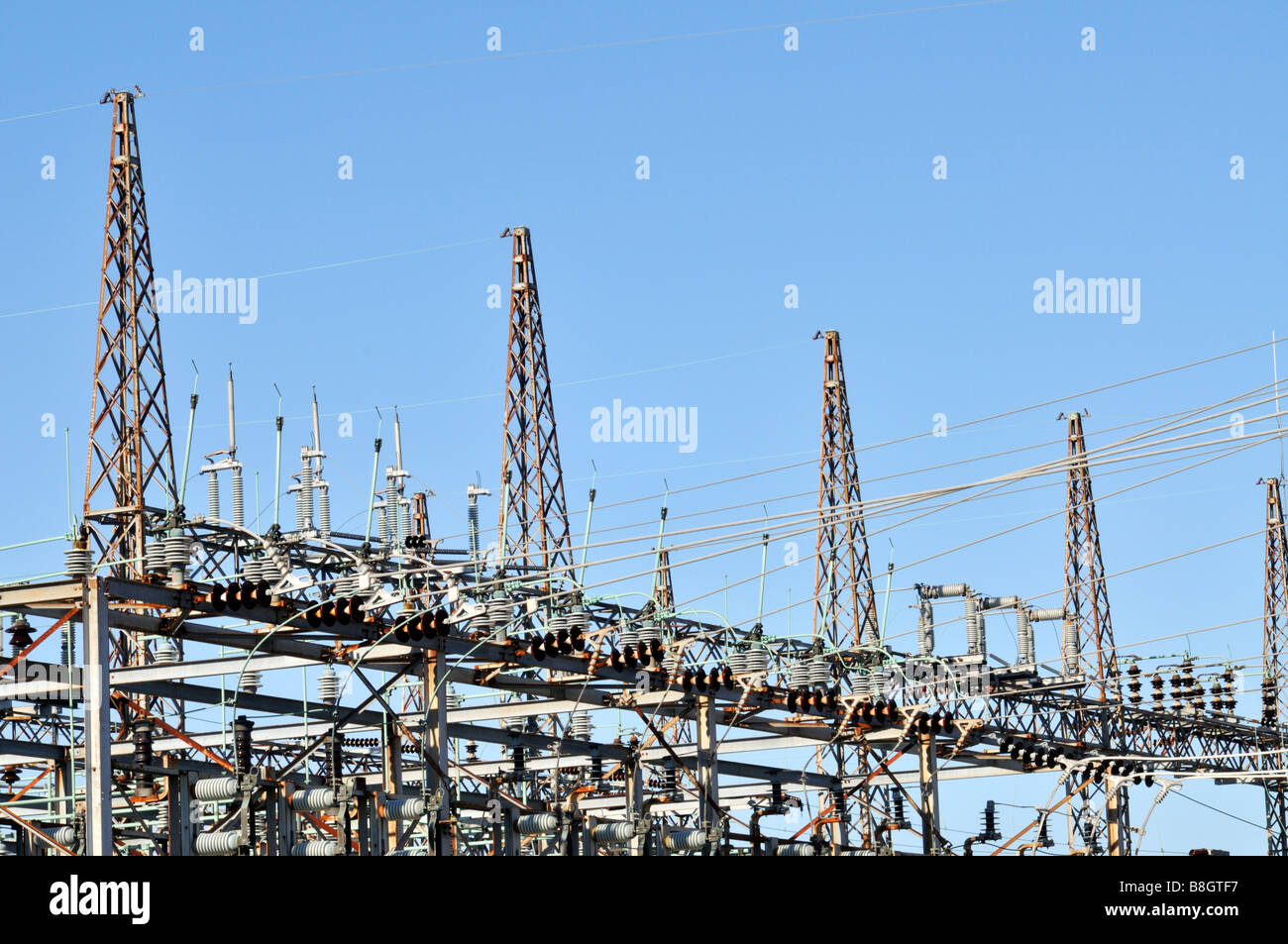 La potenza elettrica interruttore di sottostazione torri con interruttori interruttori di circuito le linee dei parafulmini e regolatori di tensione Foto Stock