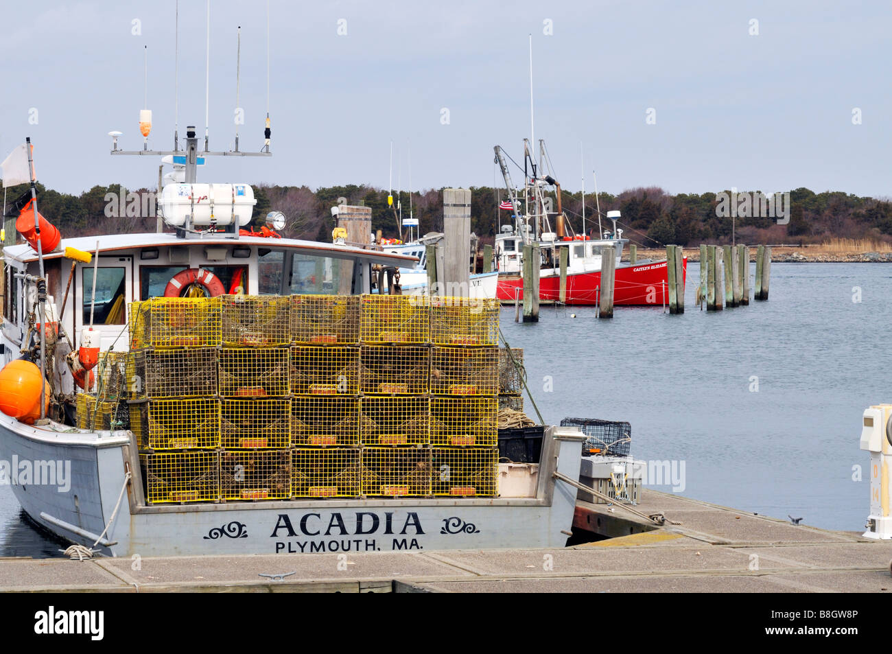 Lobster Boat caricato con trappole a dock nel porto di Marina a sandwich su "Cape Cod' 'Nuova Inghilterra " . Foto Stock
