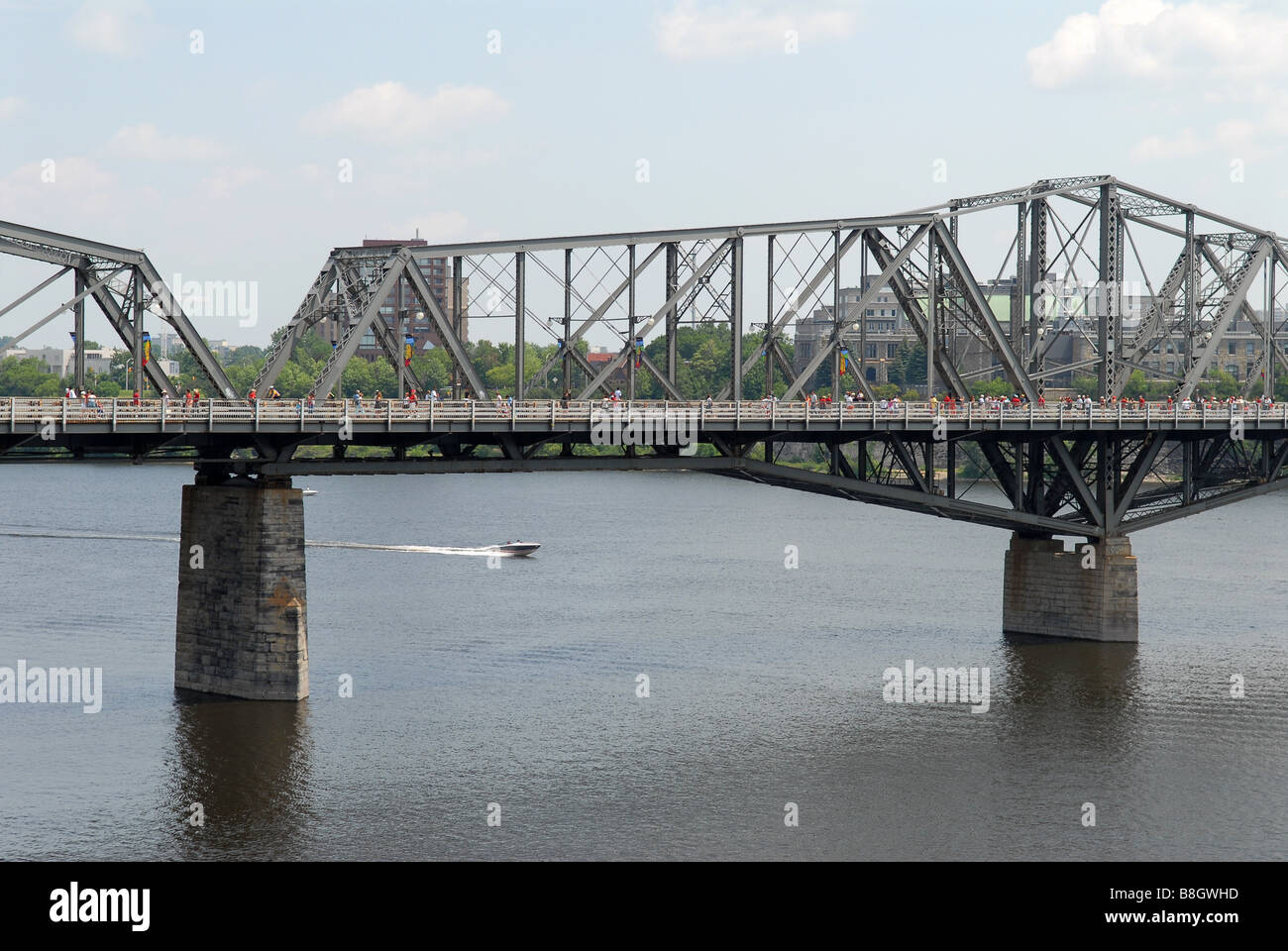 L' Alexandra ponte collega Ottawa, Ontario di Hull, Québec attraverso il fiume Ottawa. Foto Stock