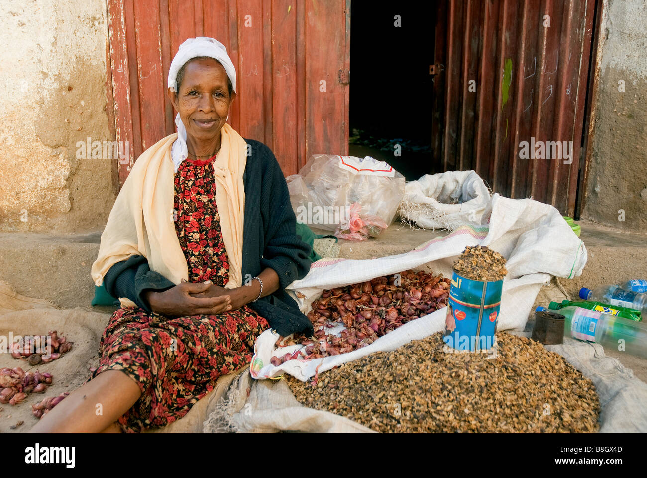 Harar Etiopia City East Africa mercato lady donna venditore vegetali Foto Stock