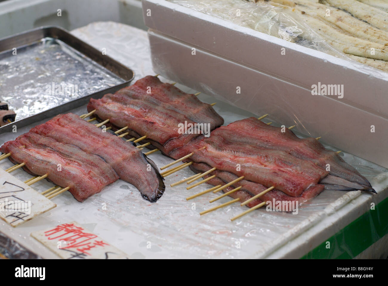 Mare Anguilla, preparato e pronto per il grill a metà il grossista del negozio presso il Tokyo centrale mercato all'ingrosso, Tsukiji Foto Stock