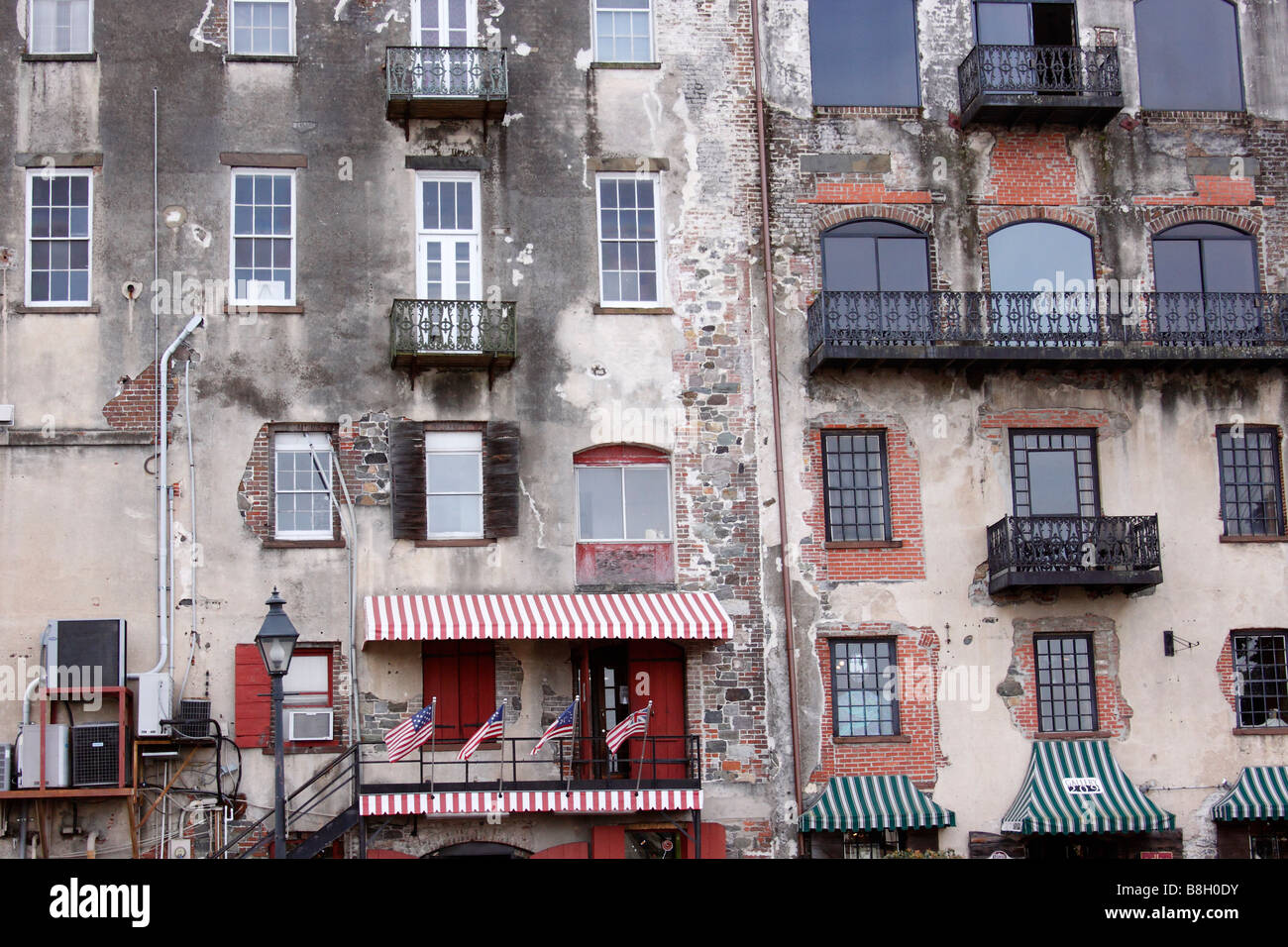 Edifici antichi lungo lo storico fiume Via Lungomare, nel centro di Savannah, Georgia, Stati Uniti d'America Foto Stock