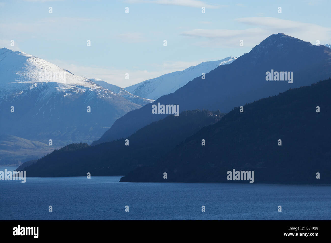 Sul lago Wakatipu e sulle montagne vicino a Queenstown Isola del Sud della Nuova Zelanda Foto Stock