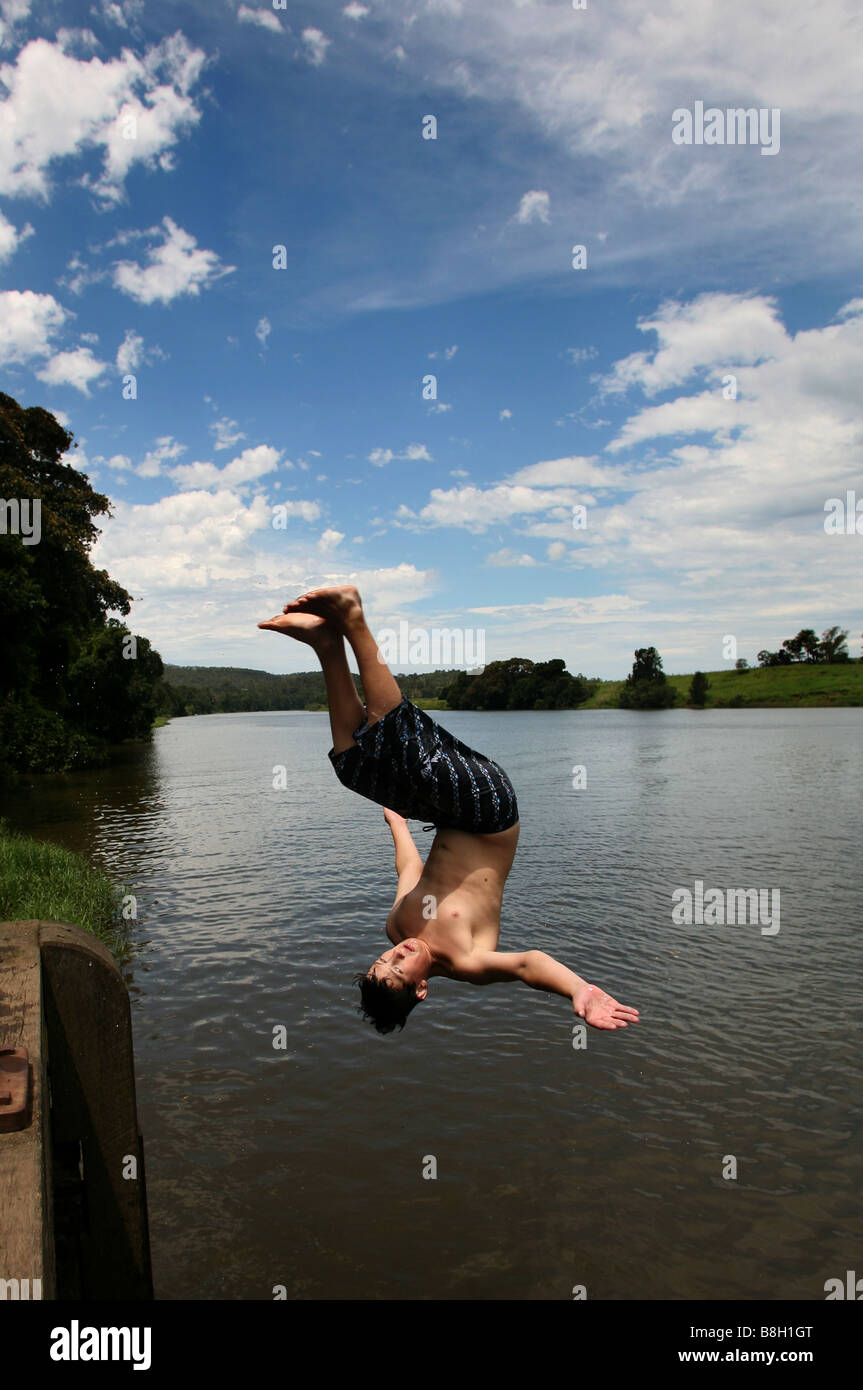 Un ragazzo salti mortali nel fiume Manning vicino Wingham in Australia Foto Stock