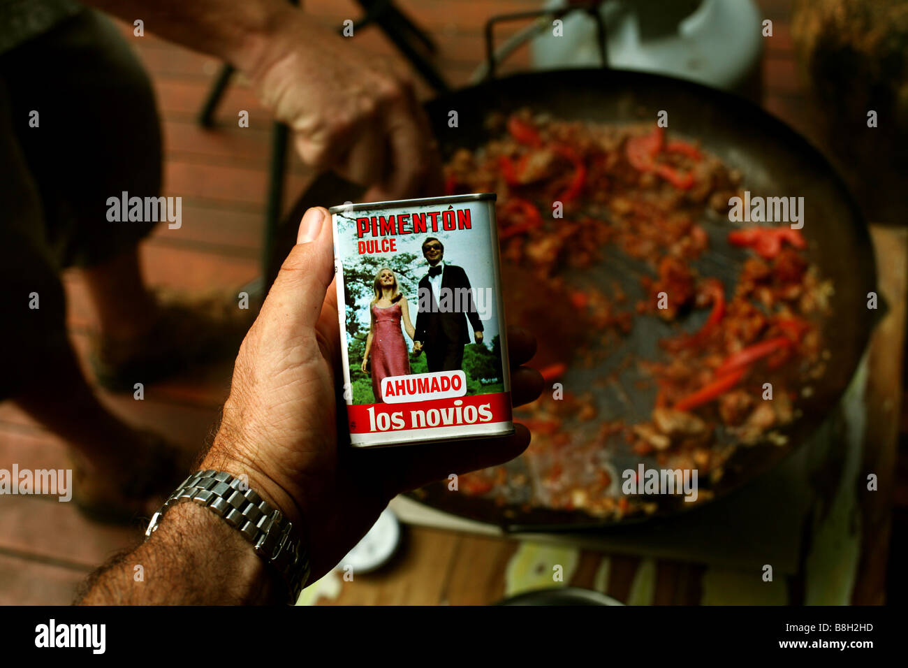 Dolce paprika affumicato in procinto di essere aggiunto ad una Paella Foto Stock