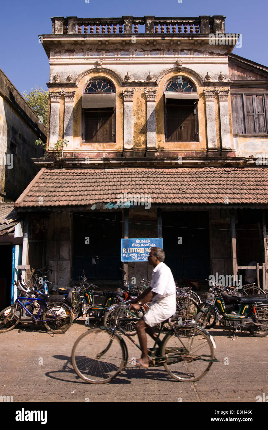 India Pondicherry moto parcheggiate al di fuori di zone depresse francese antico edificio coloniale. Foto Stock