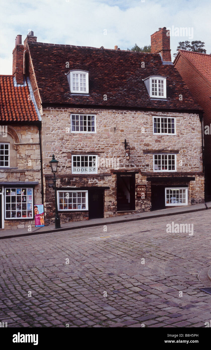 Gli ebrei corte attraverso la strada di ciottoli, ripida collina, Lincoln, Lincolnshire, Inghilterra Foto Stock