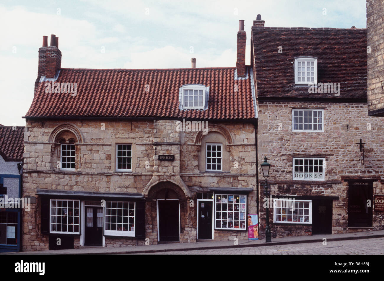 Gli ebrei House (sinistro, metà del XII secolo) e gli ebrei di corte (r), ripida collina, Lincoln, Lincolnshire, Inghilterra Foto Stock