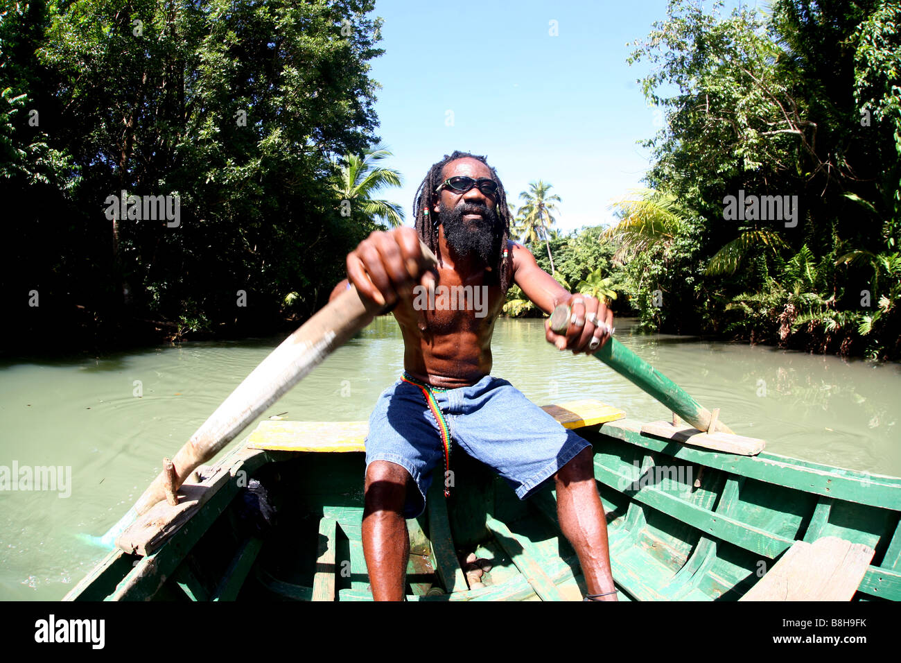 Gregorio, la guida nella sua barca a remi durante un viaggio lungo il fiume indiano sull'isola dei Caraibi Dominica Foto Stock