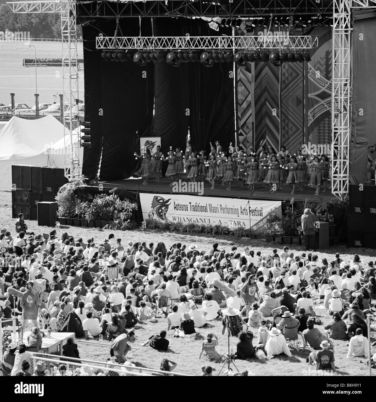 Palcoscenico e pubblico al 1998 Aotearoa tradizionale Maori Performing Arts Festival Trentham Race Course Upper Hutt Nuova Zelanda Foto Stock