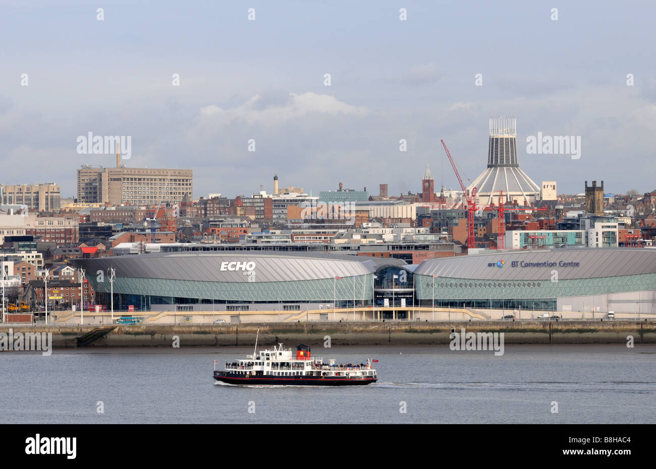 Echo Arena e del BT Convention Centre, con la Cattedrale Metropolitana in background e Mersey Ferry in primo piano, Liverpool. Foto Stock
