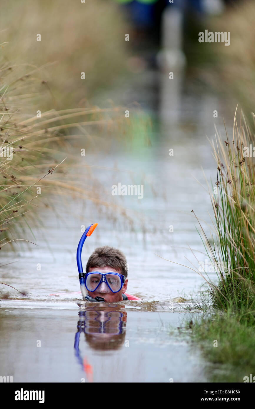 Partecipante ai Campionati del Mondo Bog snorkelling in hotel a Llanwrtyd Wells Galles Foto Stock