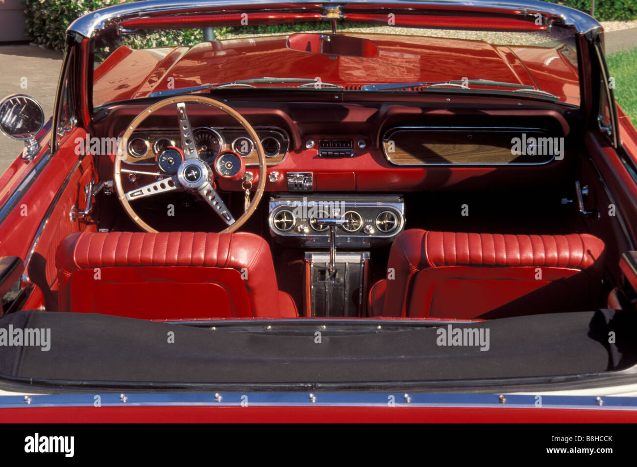 Classic 1966 Ford Mustang Convertible Red interni in pelle Foto Stock