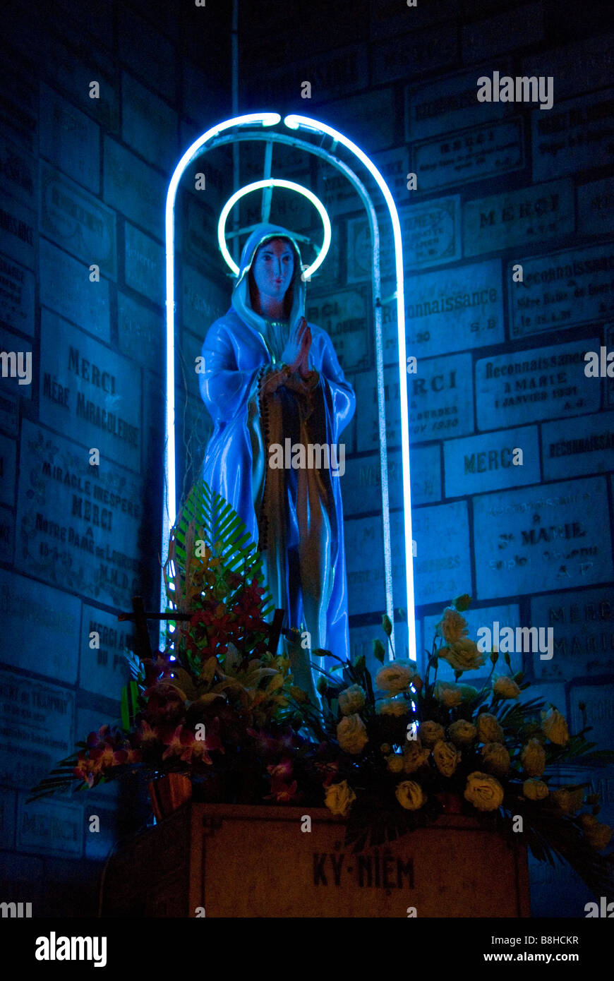 Un Neon circondato Vergine Maria statua nella cattedrale di Notre Dame, a Saigon, a Ho Chi Minh City, Vietnam Foto Stock