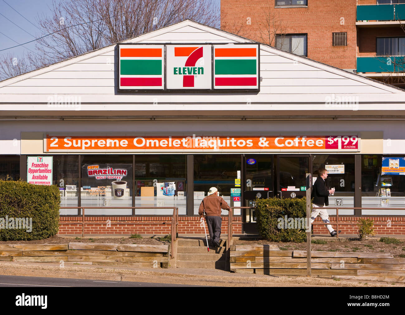 ARLINGTON, VIRGINIA, STATI UNITI D'AMERICA 7-Eleven convenience store esterno. Foto Stock