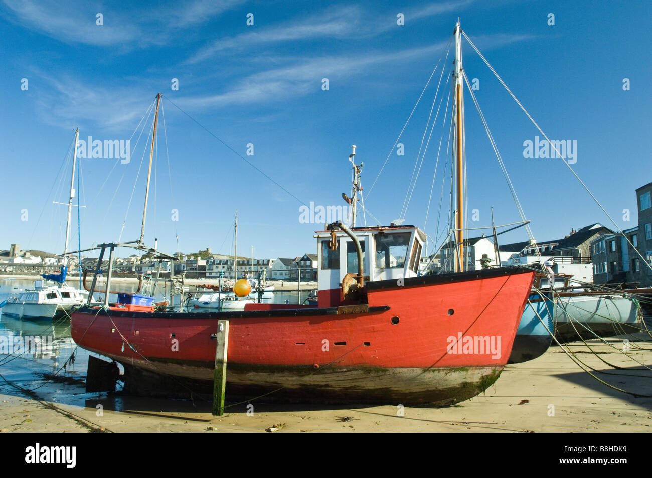 Rosso barca da pesca sulla spiaggia di spiaggia cittadina Hugh Town St Marys Isola di Scilly Foto Stock