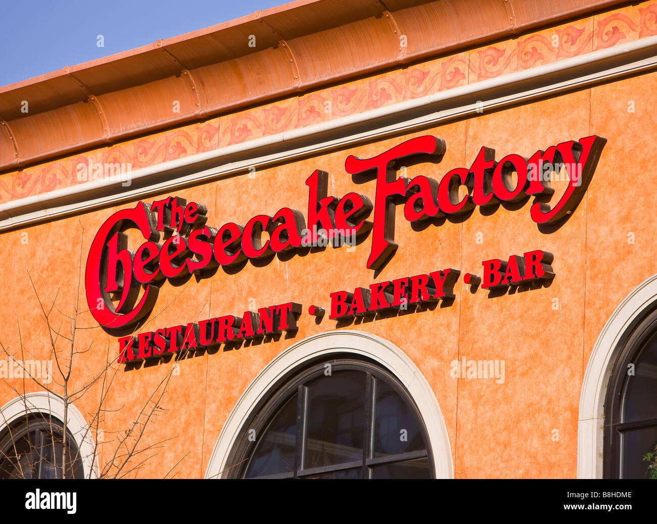 ARLINGTON, VIRGINIA, STATI UNITI D'AMERICA - Cheesecake Factory restaurant sign, sull'esterno. Foto Stock