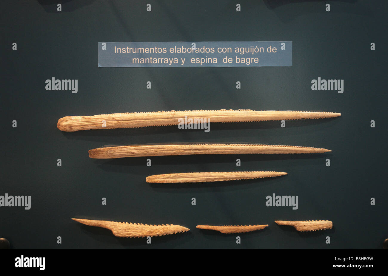 Strumenti preistorici e arpioni in osso trovato in Panama la Vieja storico sito archeologico. Foto Stock