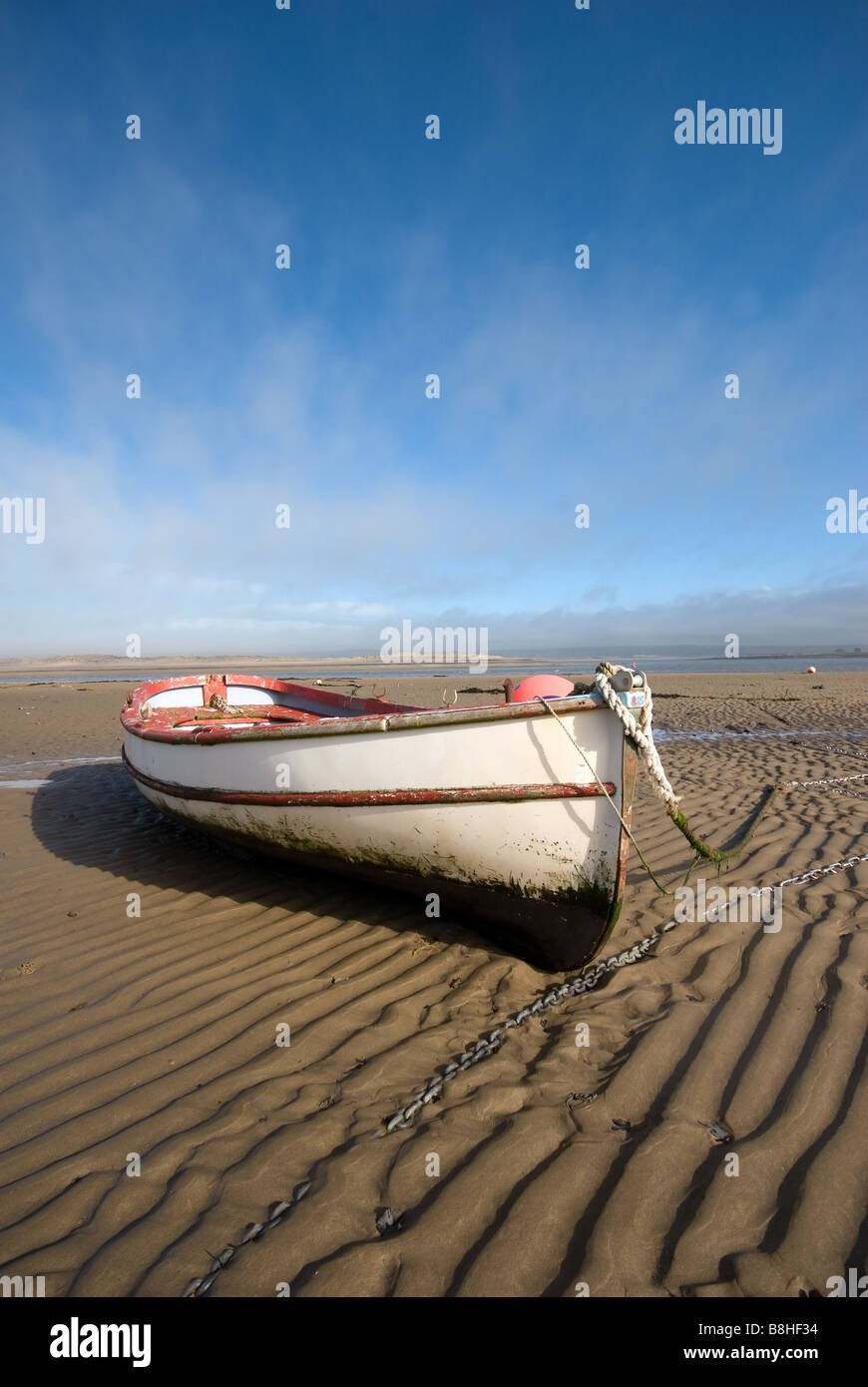 Barca sulla sabbia a Appledore, Devon con cielo blu Foto Stock