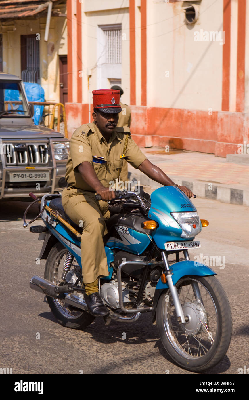 India Pondicherry poliziotto indossando rosso francese Kepi hat uniforme su un motociclo Foto Stock