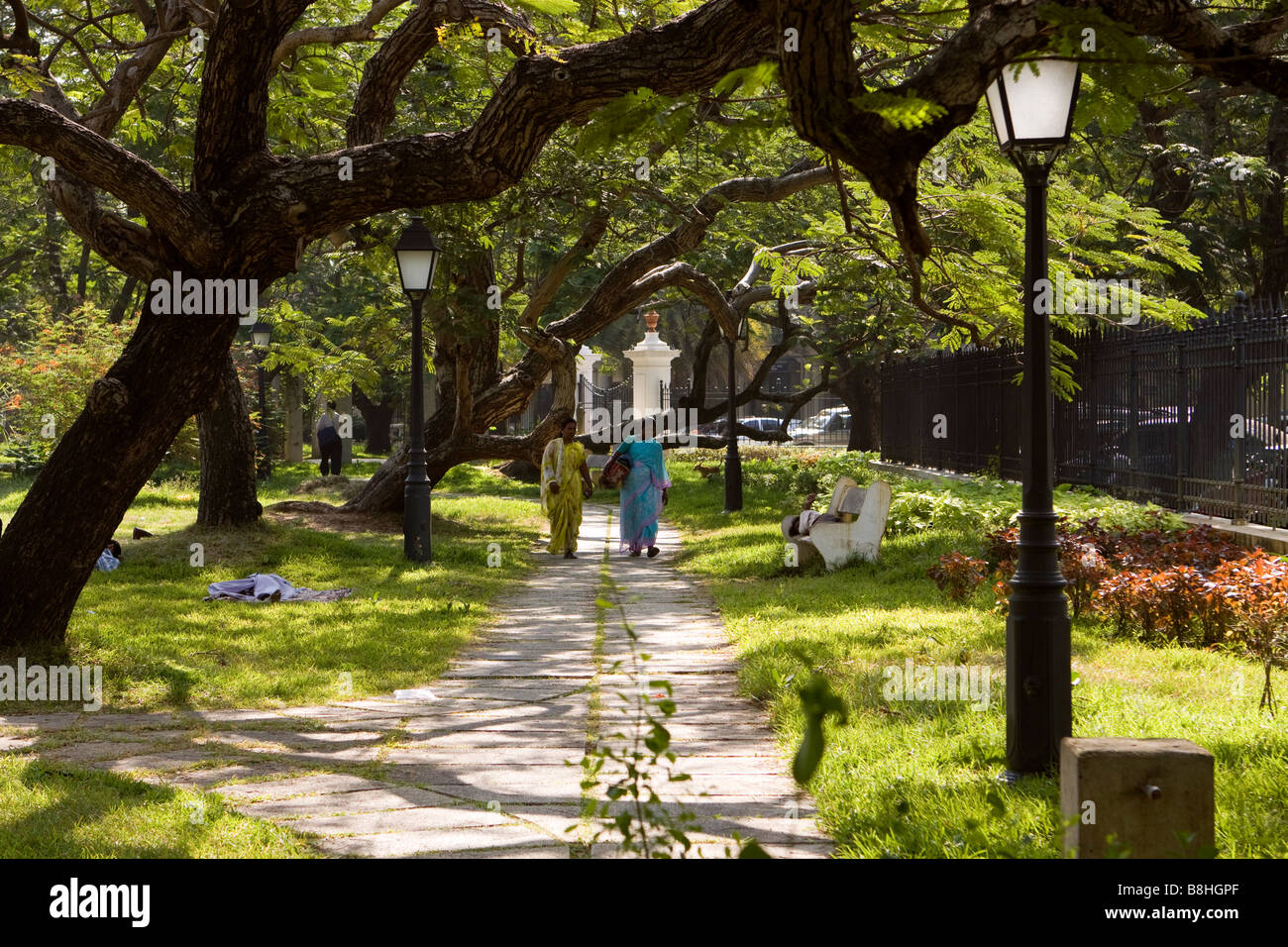 India Pondicherry Bharathi Park due donne a piedi in ombra di alberi Foto Stock