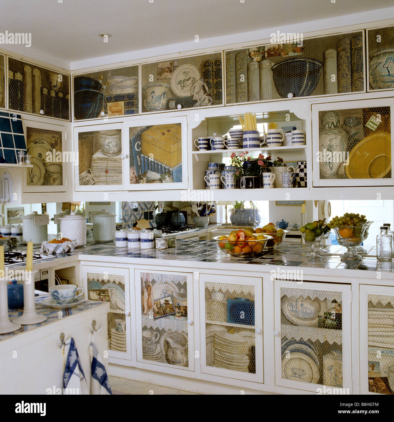 Mobili da Cucina con dipinto trompe-l'oeil pannelli Foto stock - Alamy