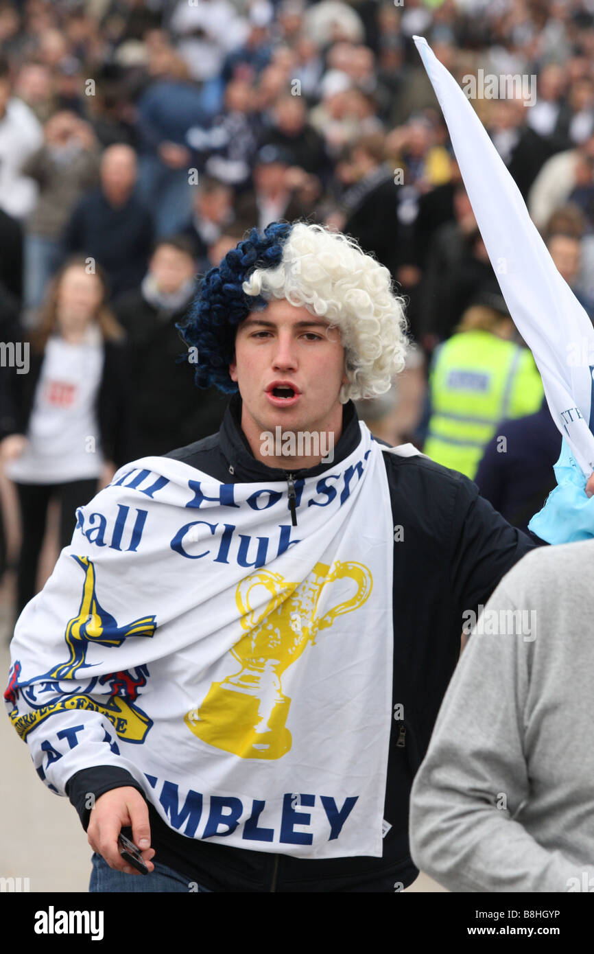 Tottenham Hotspur sostenitore sul suo modo al Wembley Stadium. È stata la Carling Cup finale, in cui Tottenham beat Chelsea Foto Stock