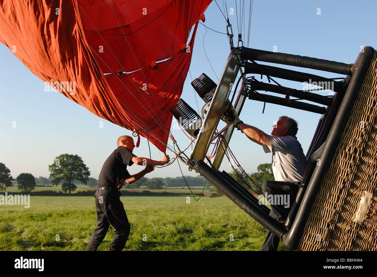 Una mongolfiera prepairig per un volo Foto Stock