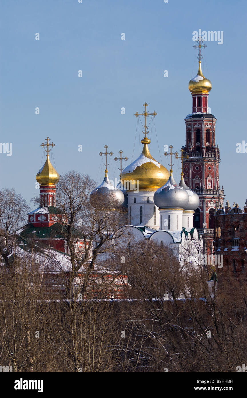 Cupole di chiese a Novodevichy monastero in una giornata invernale (Mosca, Russia) Foto Stock