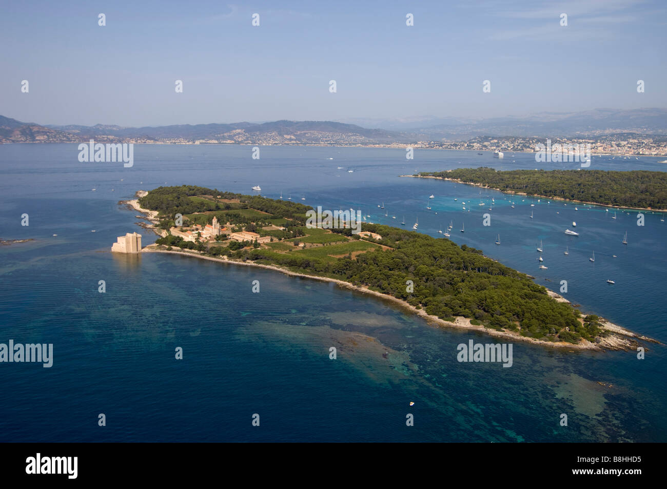 Ile Saint Honorat Iles de Lerins vista dall'elicottero Cote d Azur Francia Foto Stock