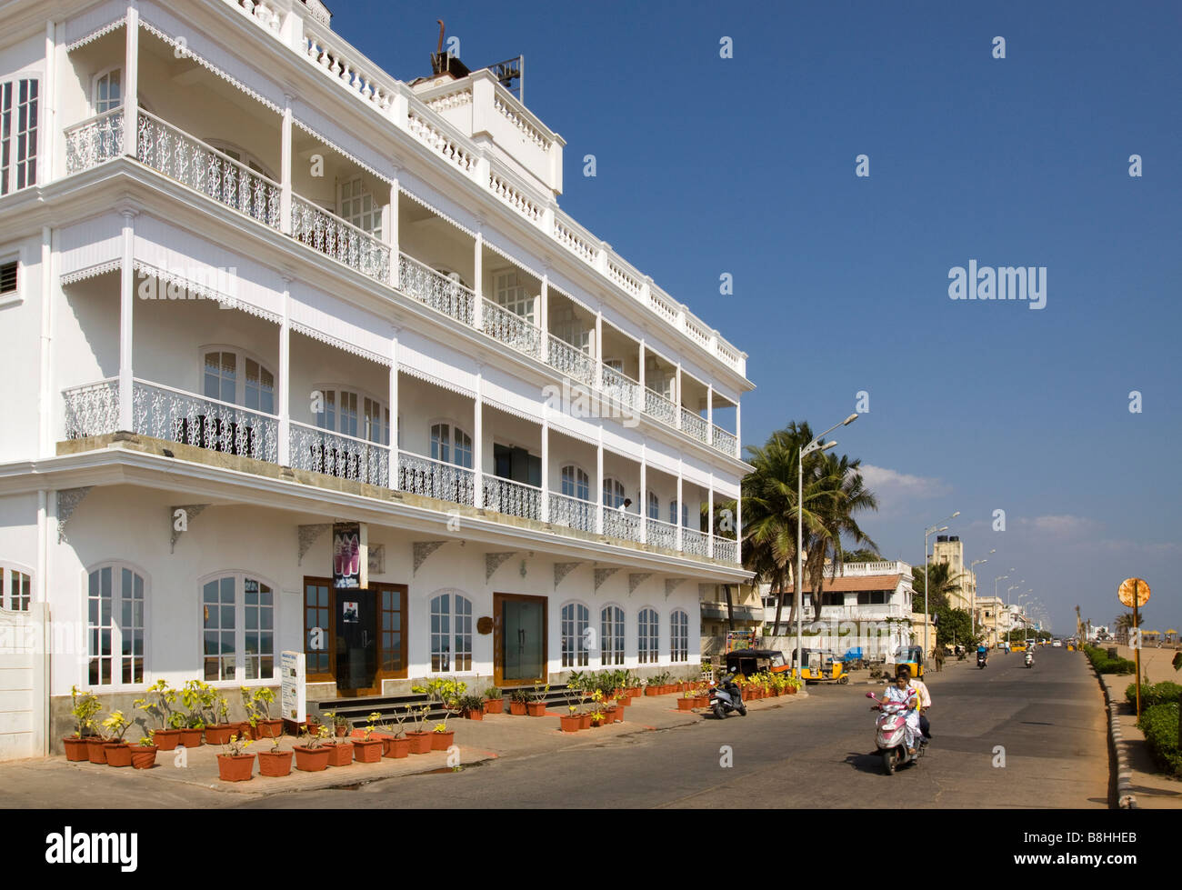 India Pondicherry Avenue Goubert Beach Road appena restaurato in stile coloniale Francese seafront hotel Foto Stock