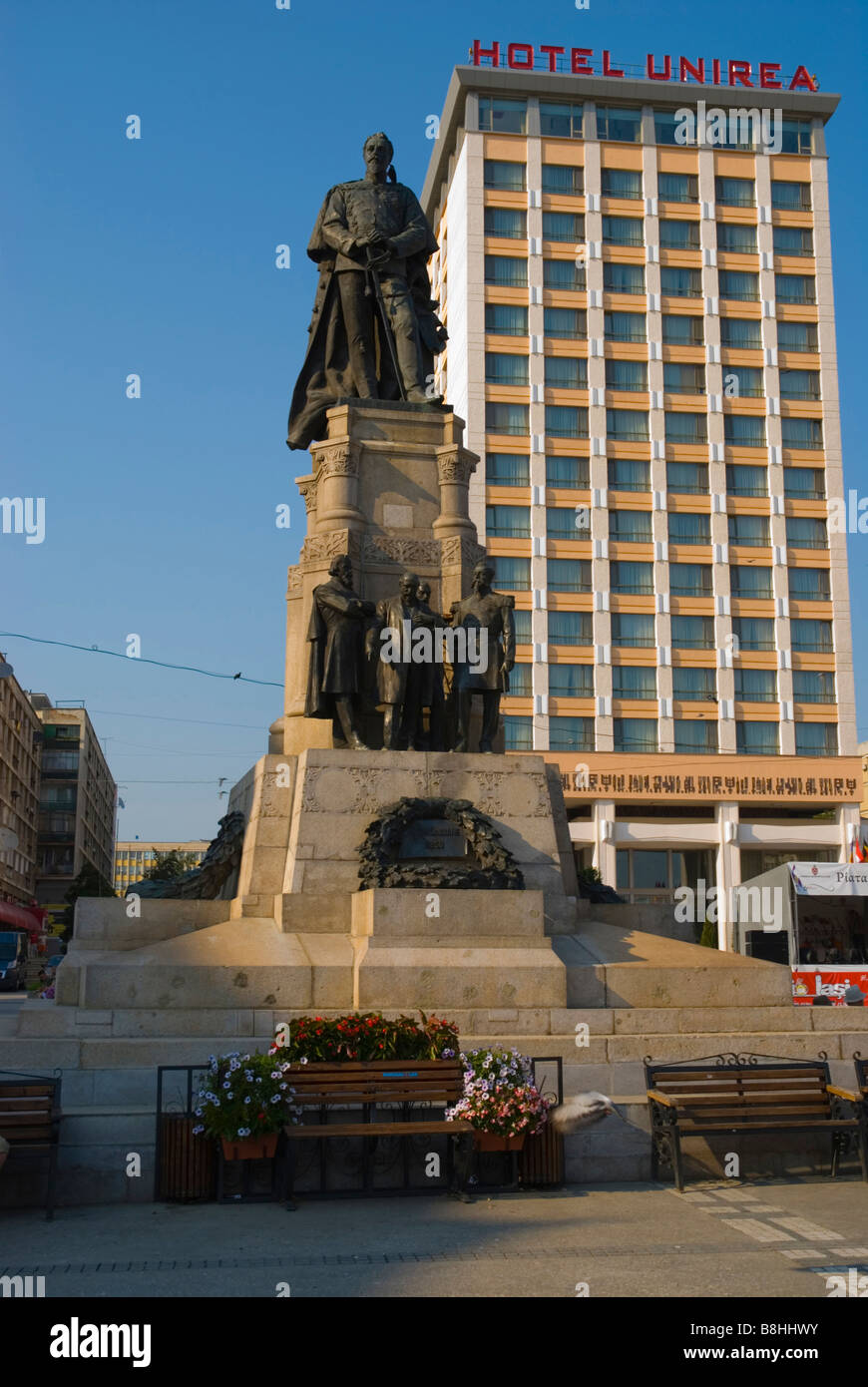 Piata Unirii square con una statua e Hotel Unirea Iasi in Romania l'Europa Foto Stock