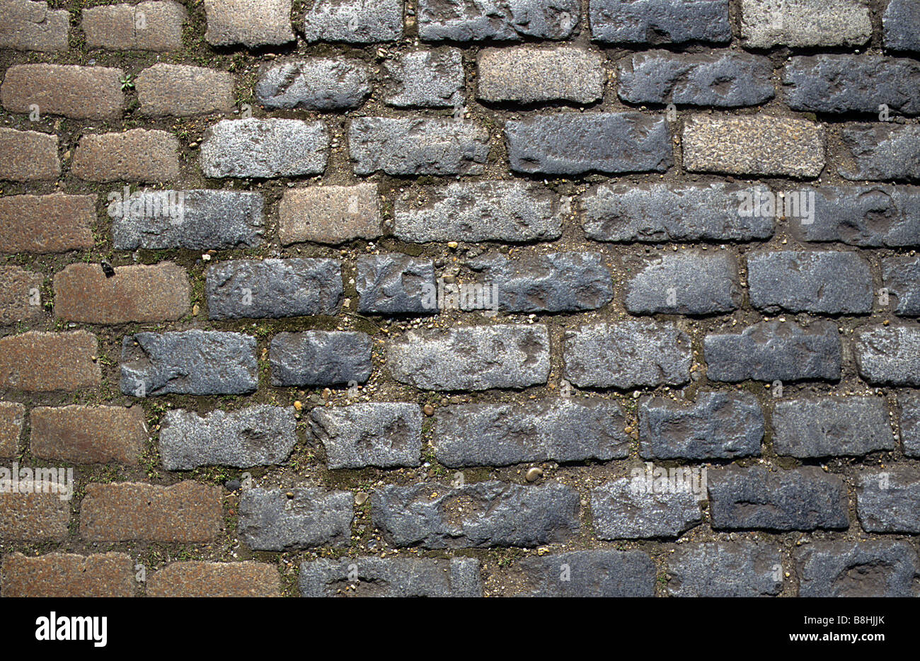Cubetti di granito, ciottoli, sulla rampa fino a terreni ferroviari, London SE1. Foto Stock