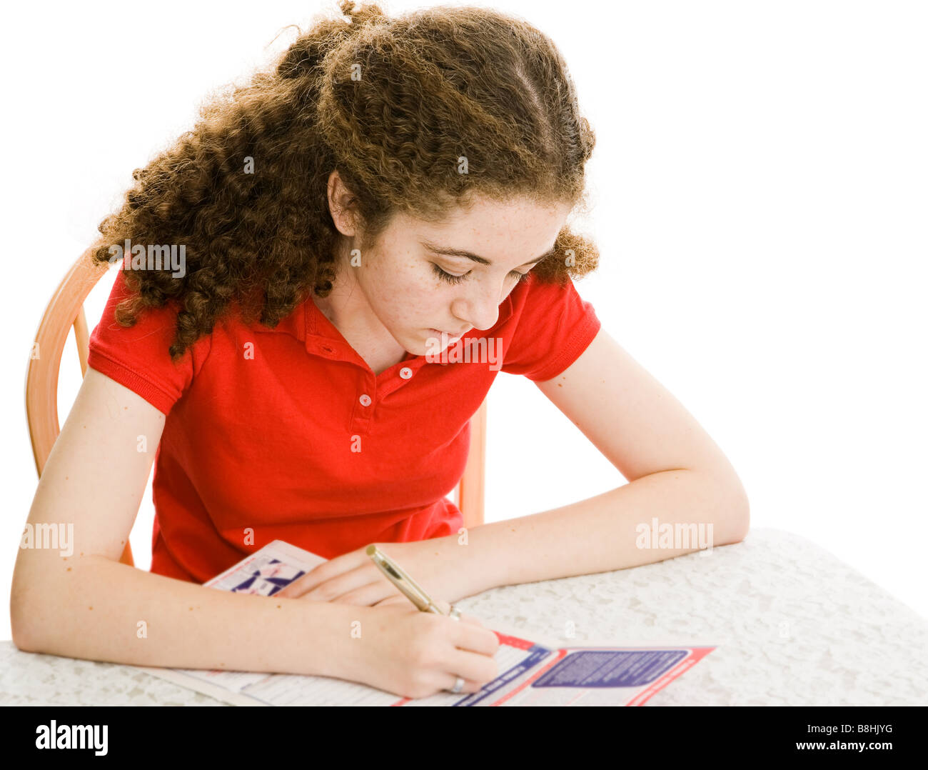Teen girl compilando una mail gli elettori nel modulo di registrazione in tempo per votare nelle elezioni presidenziali isolato su bianco Foto Stock