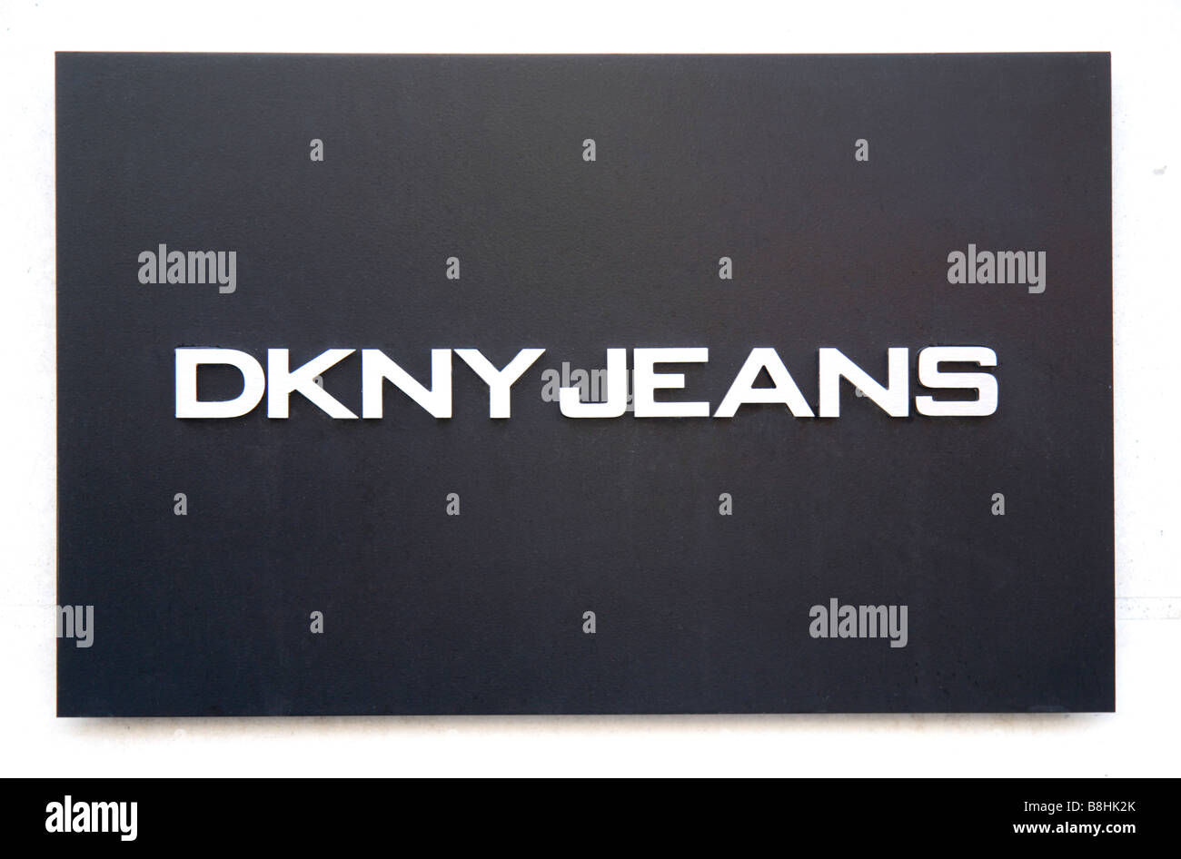 Un segno negozio al di fuori di un DKNY Jeans fashion shop, Knightsbridge di Londra. Feb 2009 Foto Stock