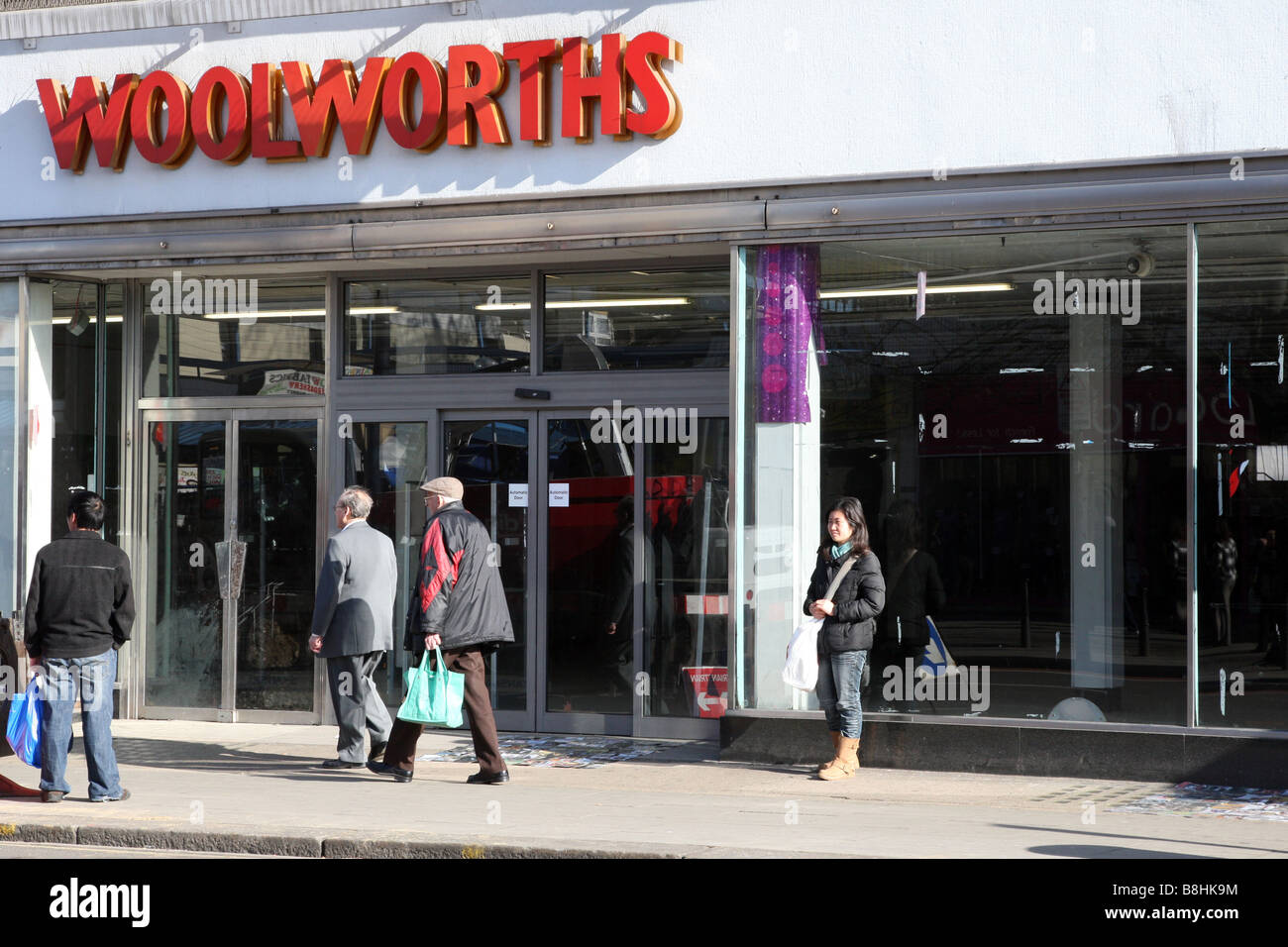 Un vuoto di Woolworths shop, ha recentemente chiuso nel duro clima economico. Kilburn High Road, Londra. Foto Stock