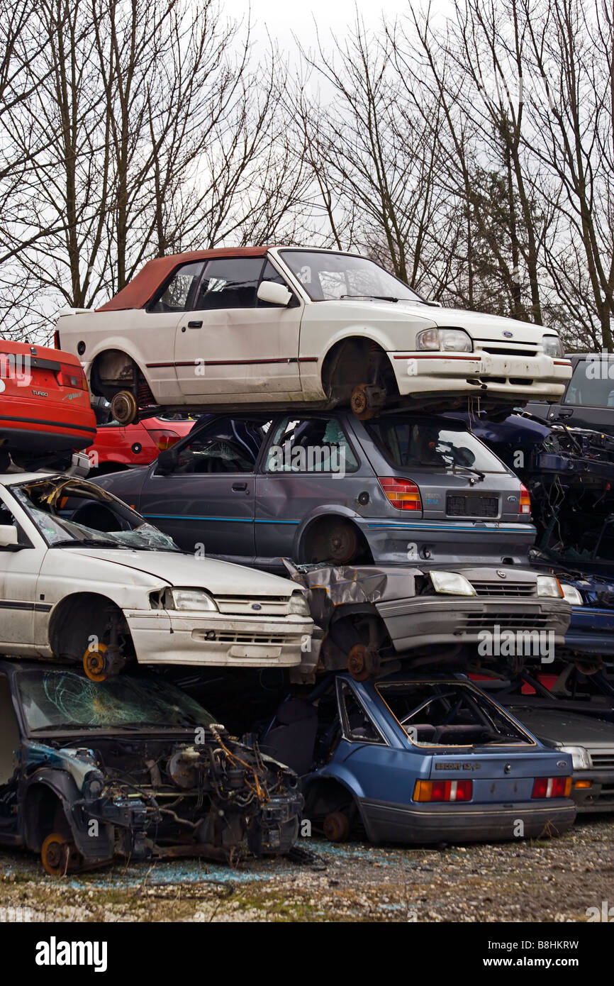 Automobili appena distrutto, impilati sul cimitero di auto Foto Stock