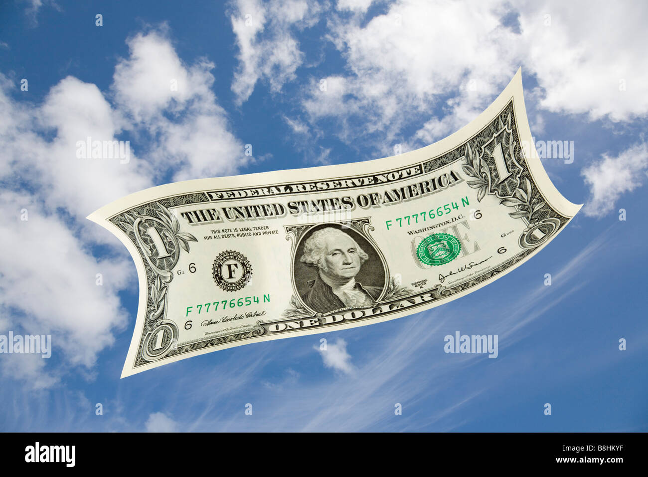 US One Dollar Bill € galleggiante cadere in cielo blu Foto Stock