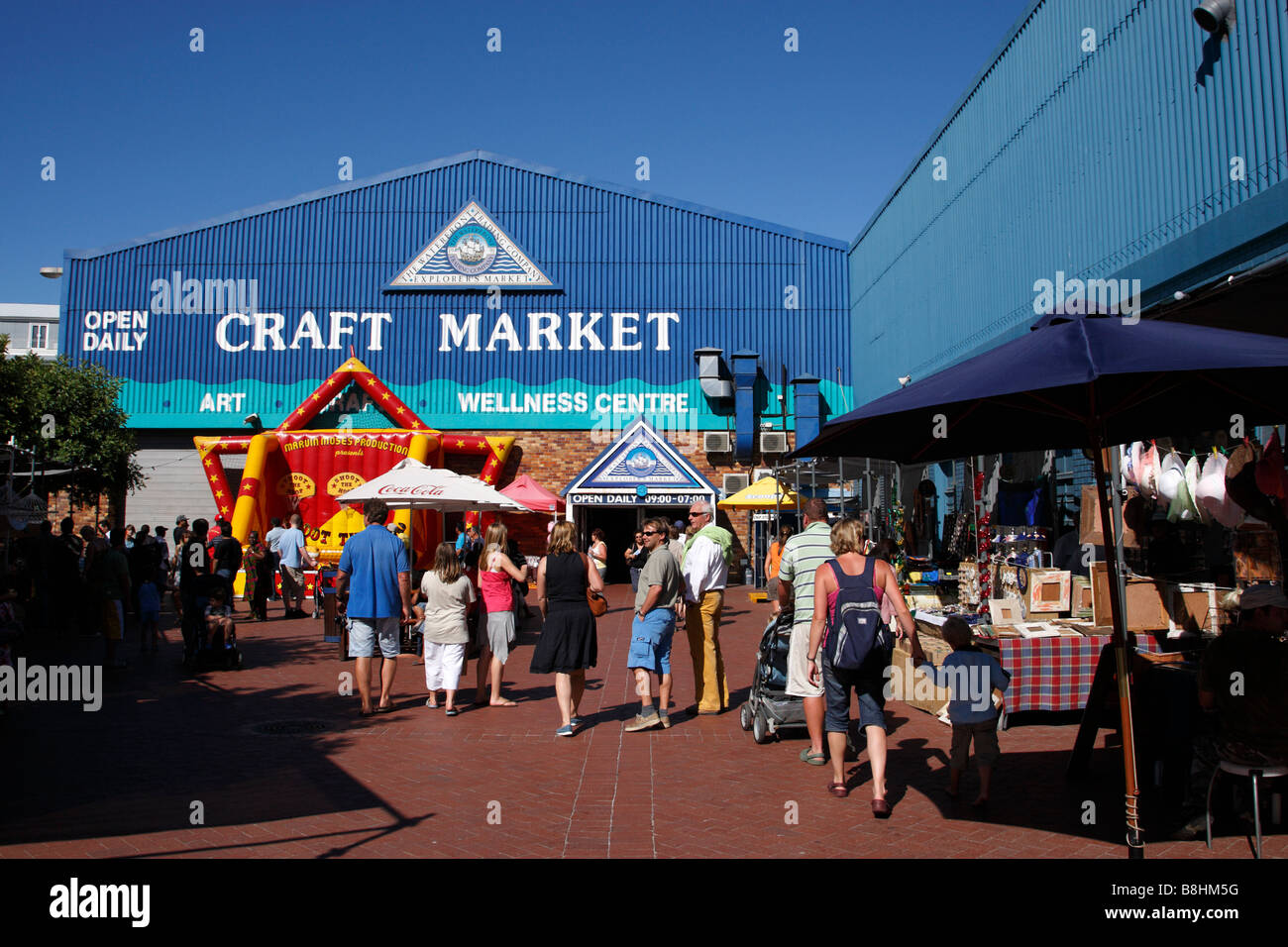 Mercato di artigianato presso il lungomare V&a Città del Capo in Sud Africa Foto Stock