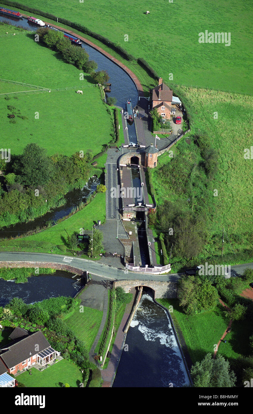 Vista aerea del Bratch serrature della Staffordshire e Worcester Canal a Wombourne South Staffordshire Foto Stock