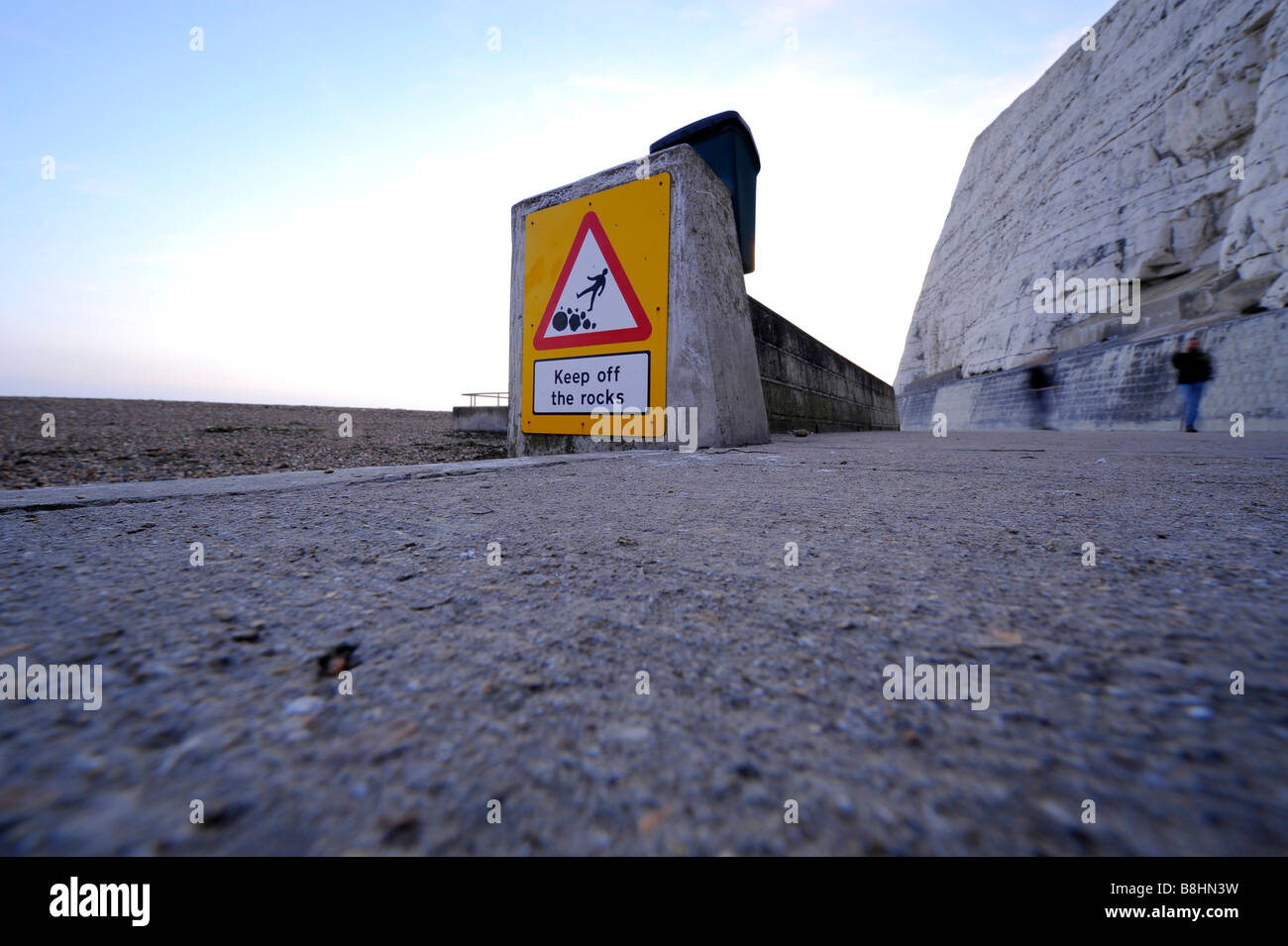 Tenere delle rocce segno di avvertimento sul lungomare di Brighton Foto Stock