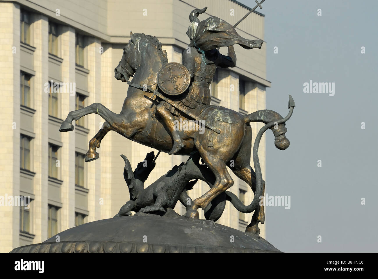 Statua di bronzo di George il vittorioso il parlamento russo sfondo costruzione Foto Stock