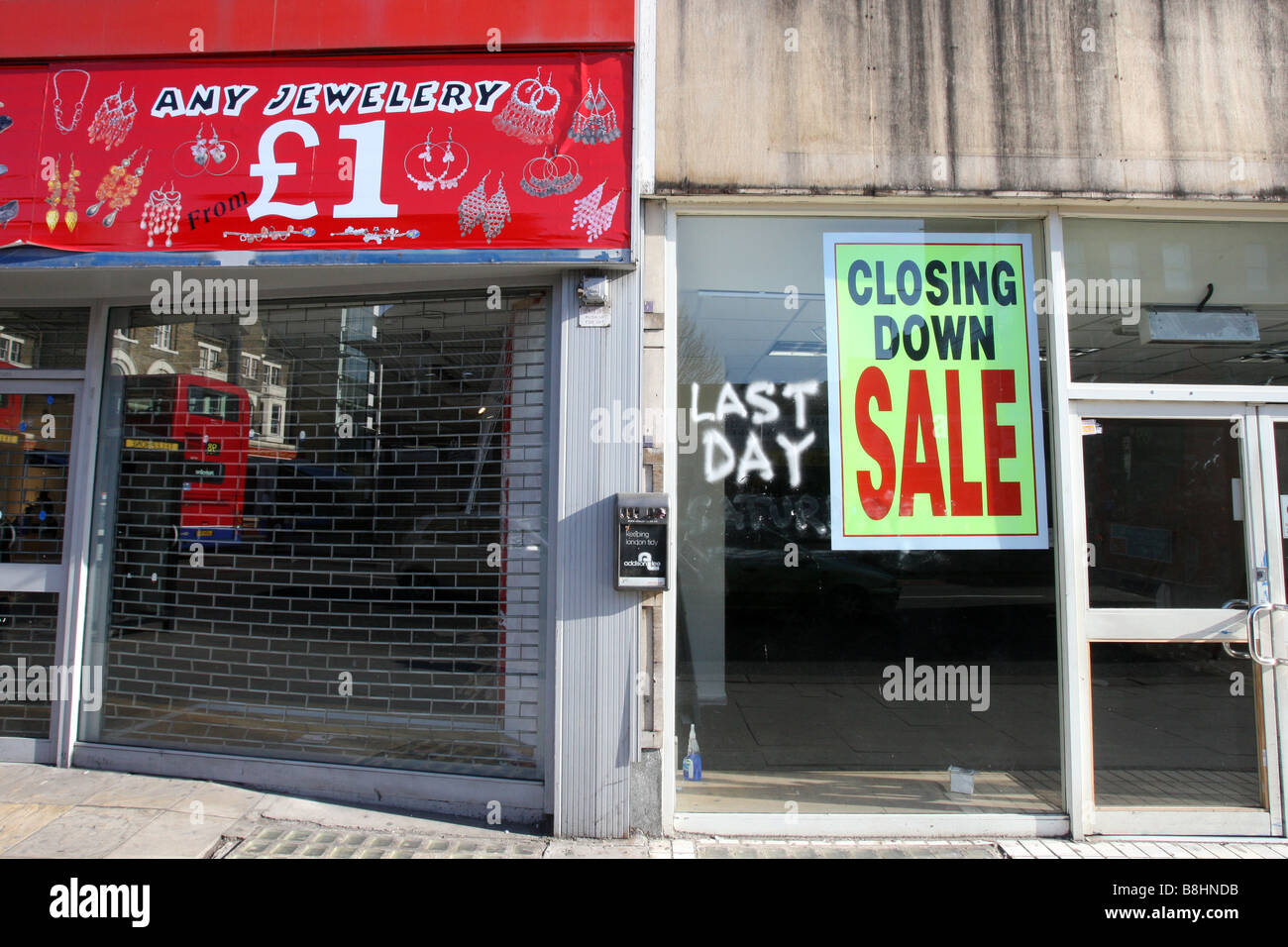 Negozi di vuoto, ha recentemente chiuso nel duro clima economico. Kilburn High Road, Londra. Foto Stock