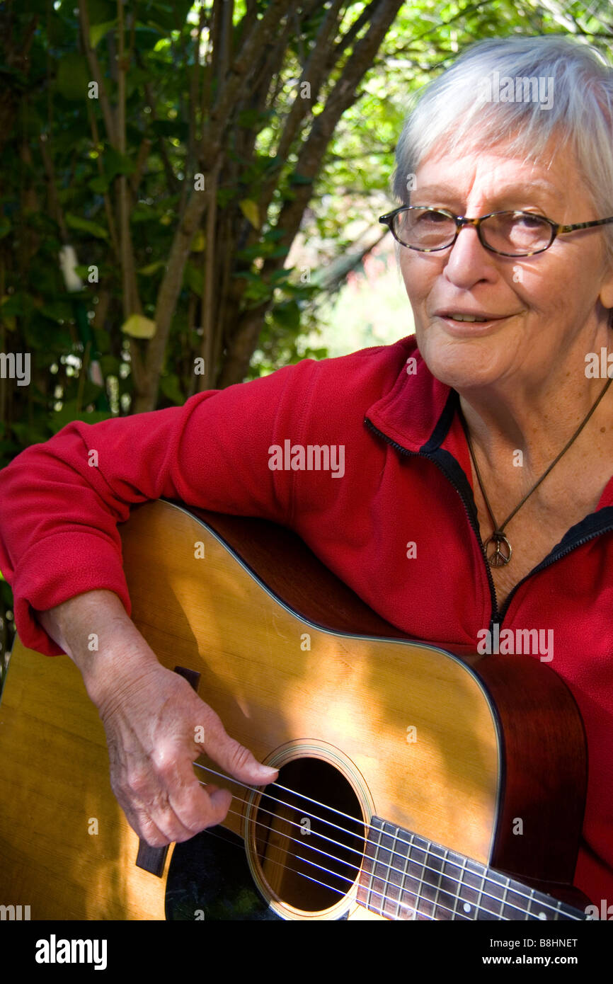 American Folk cantautore Rosalie Sorrels suonando la chitarra a casa sua vicino a Boise Idaho Foto Stock