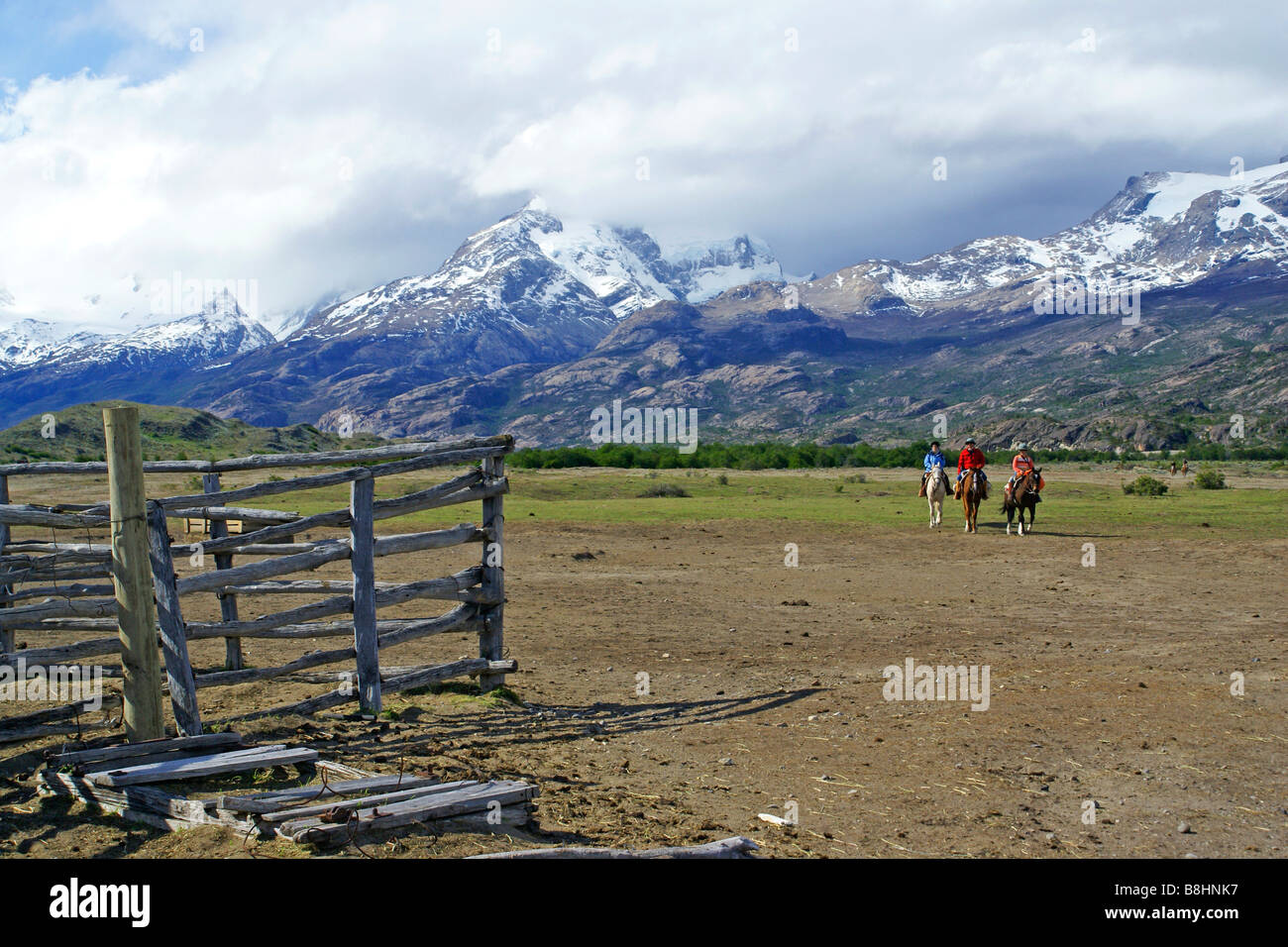Equitazione approcciare il corral a Estancia Cristina, sul Lago Argentino, parco nazionale Los Glaciares, Patagonia, Argentina Foto Stock