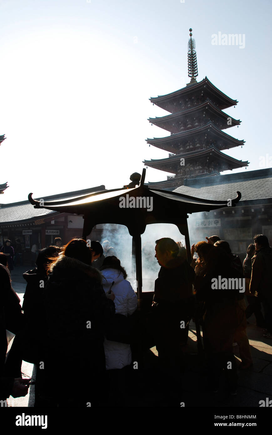 Persone in preghiera al Tempio di Asakusa, Tokyo, Giappone Foto Stock